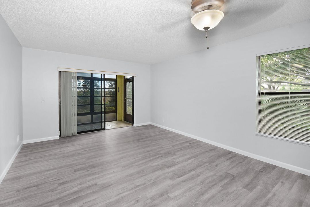 Под контрактом: $199,999 (2 спален, 2 ванн, 1107 Квадратных фут)