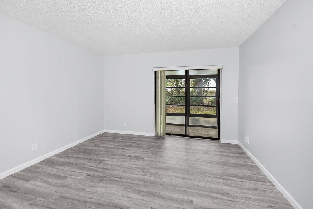 Под контрактом: $199,999 (2 спален, 2 ванн, 1107 Квадратных фут)