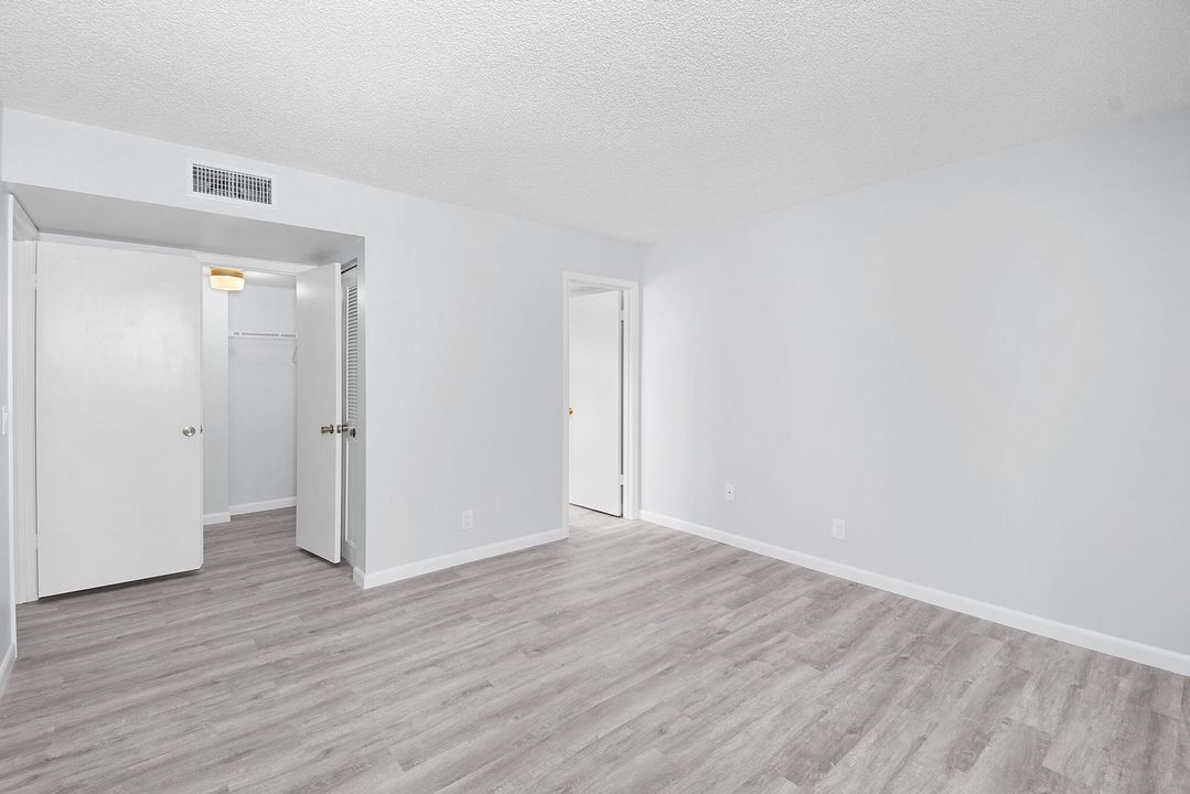 Под контрактом: $199,999 (2 спален, 2 ванн, 1107 Квадратных фут)