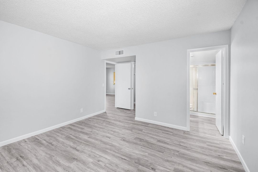 Под контрактом: $199,999 (2 спален, 2 ванн, 1107 Квадратных фут)