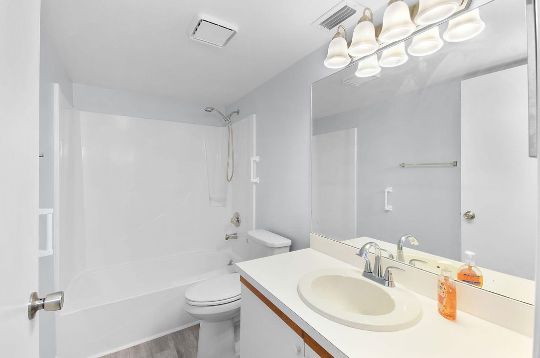 Под контрактом: $199,999 (2 спален, 2 ванн, 1107 Квадратных фут)