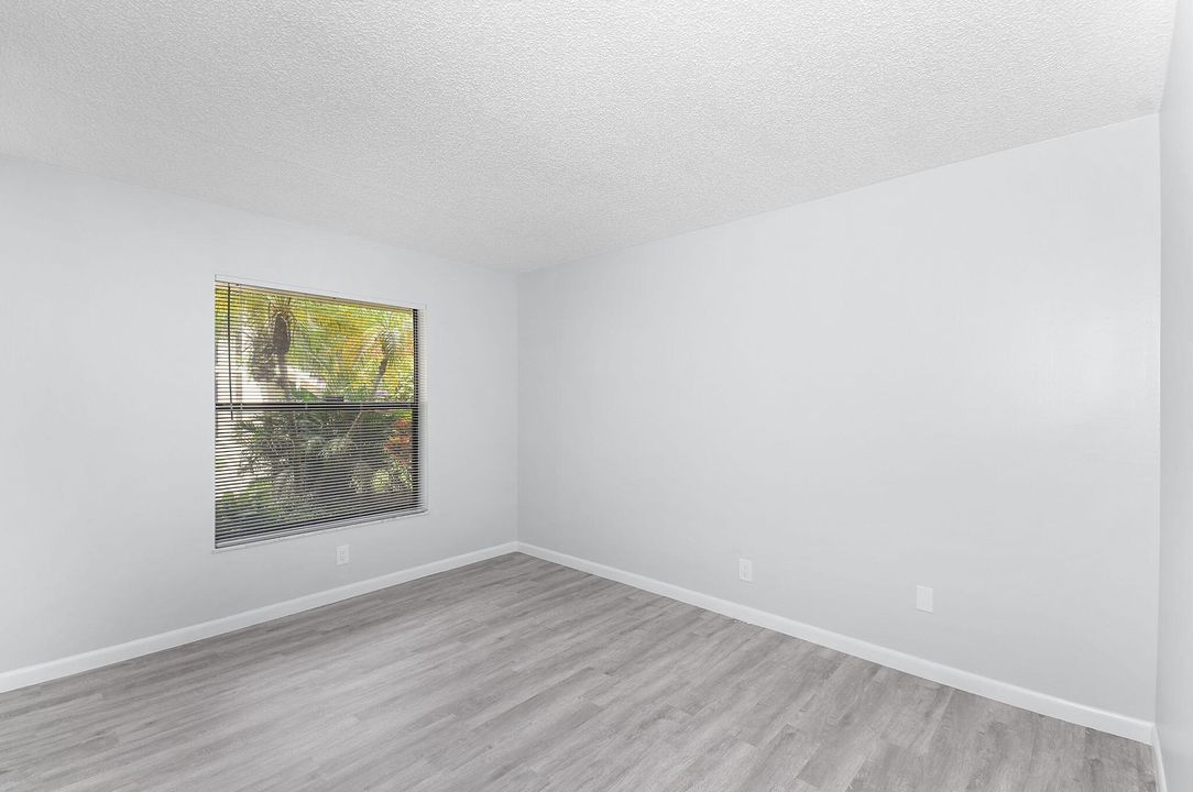 Под контрактом: $199,999 (2 спален, 2 ванн, 1107 Квадратных фут)