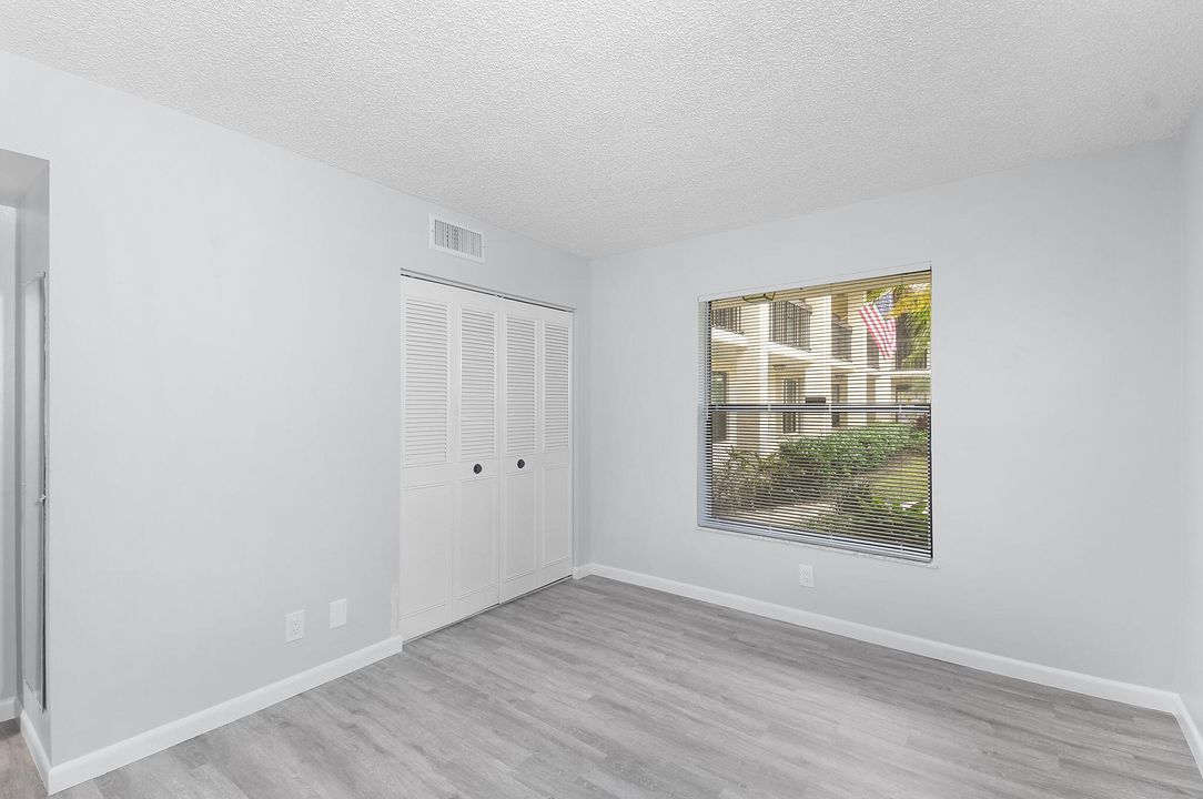 Под контрактом: $199,999 (2 спален, 2 ванн, 1107 Квадратных фут)