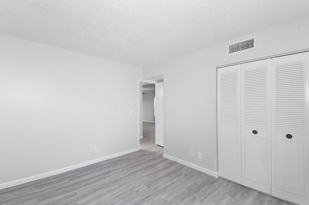 Под контрактом: $199,999 (2 спален, 2 ванн, 1107 Квадратных фут)