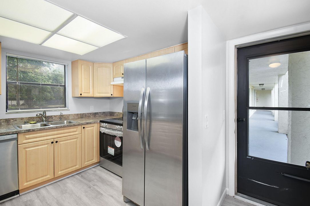 Под контрактом: $199,999 (2 спален, 2 ванн, 1107 Квадратных фут)