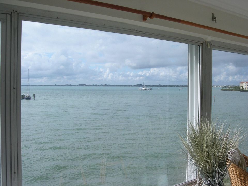 Под контрактом: $310,000 (2 спален, 2 ванн, 1316 Квадратных фут)