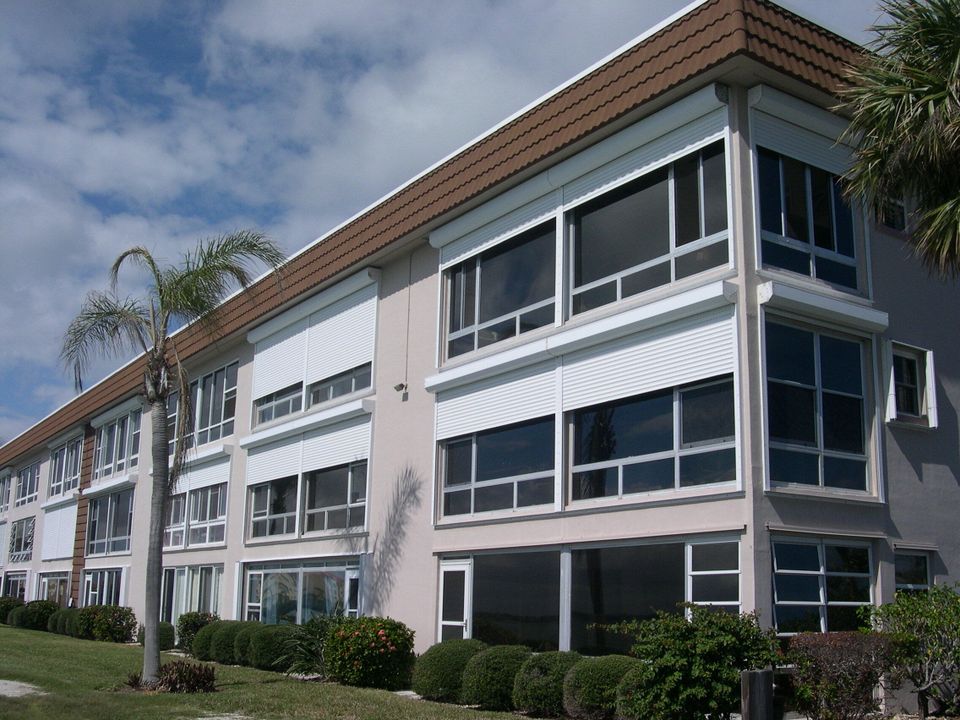 Под контрактом: $310,000 (2 спален, 2 ванн, 1316 Квадратных фут)