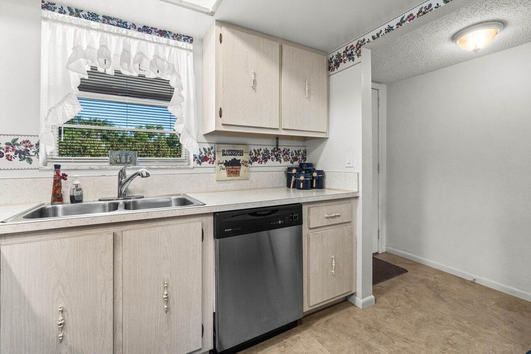 На продажу: $167,000 (2 спален, 1 ванн, 910 Квадратных фут)