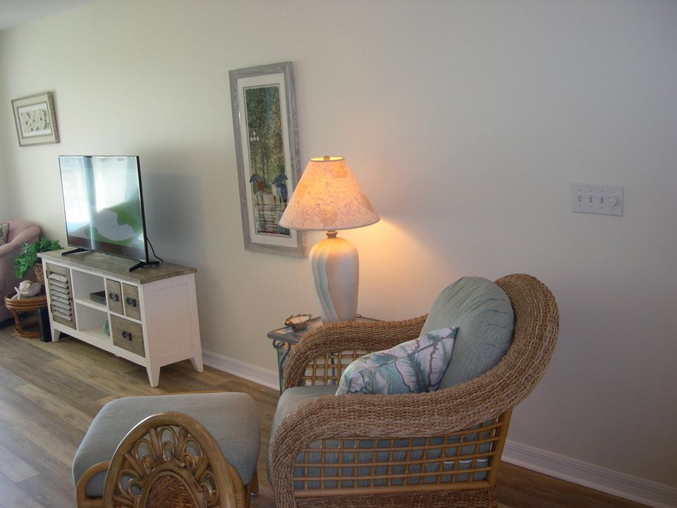 Под контрактом: $310,000 (2 спален, 2 ванн, 1316 Квадратных фут)