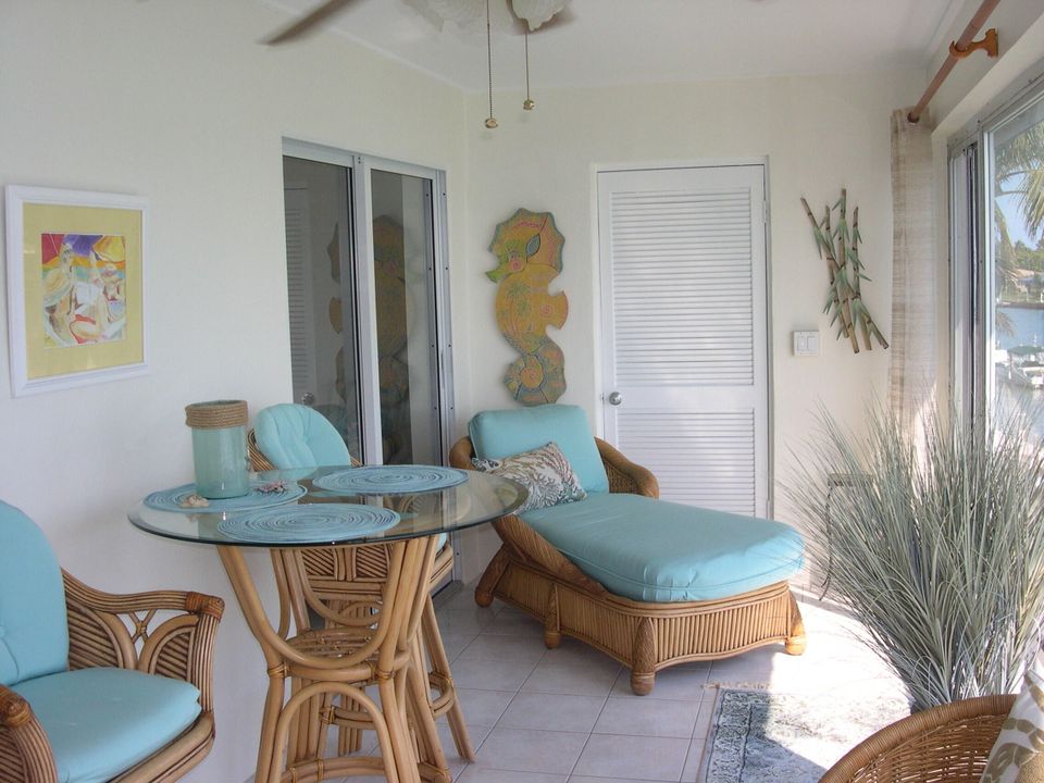 Под контрактом: $310,000 (2 спален, 2 ванн, 1316 Квадратных фут)