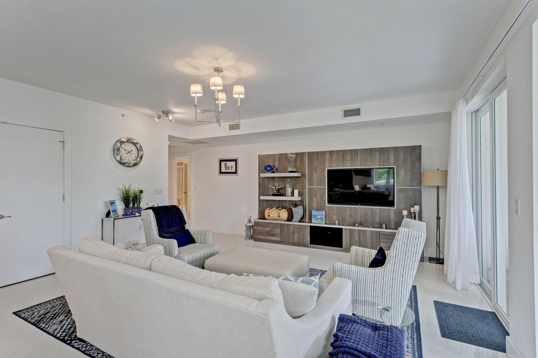 合同活跃: $15,000 (3 贝兹, 2 浴室, 2104 平方英尺)