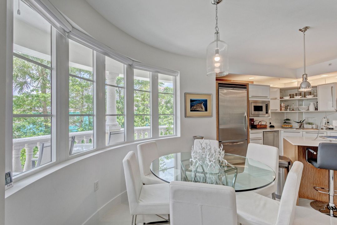 合同活跃: $15,000 (3 贝兹, 2 浴室, 2104 平方英尺)