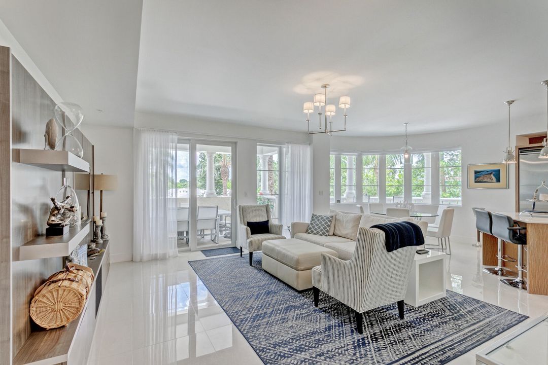 合同活跃: $15,000 (3 贝兹, 2 浴室, 2104 平方英尺)