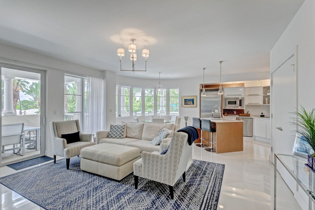 合同活跃: $15,000 (3 贝兹, 2 浴室, 2104 平方英尺)