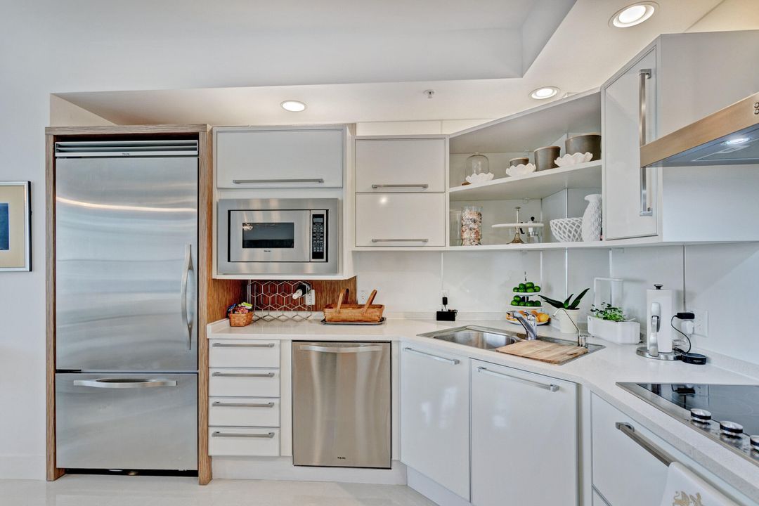 合同活跃: $15,000 (3 贝兹, 2 浴室, 2104 平方英尺)