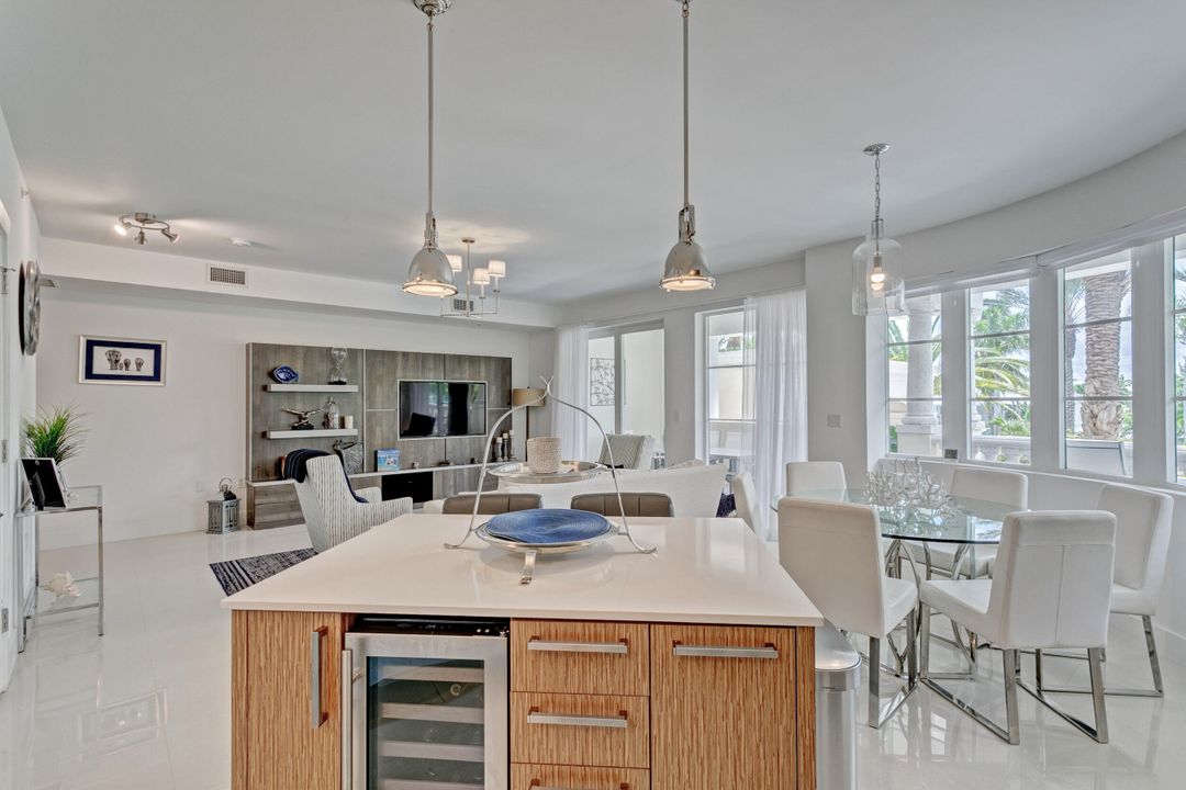 合同活跃: $15,000 (3 贝兹, 2 浴室, 2104 平方英尺)