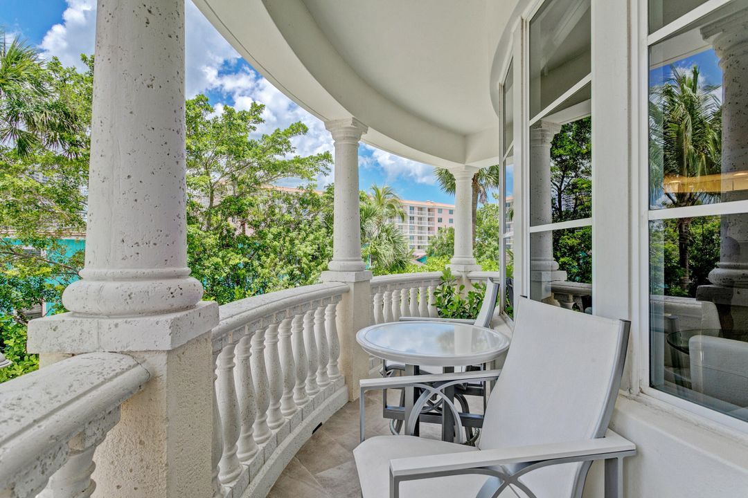 合同活跃: $15,000 (3 贝兹, 2 浴室, 2104 平方英尺)