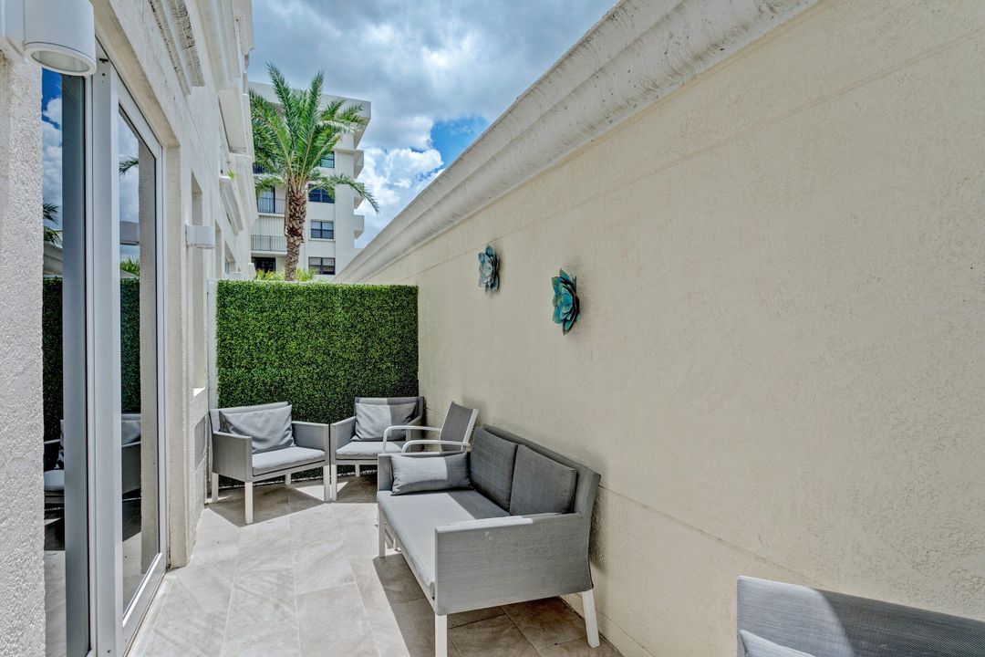 合同活跃: $15,000 (3 贝兹, 2 浴室, 2104 平方英尺)