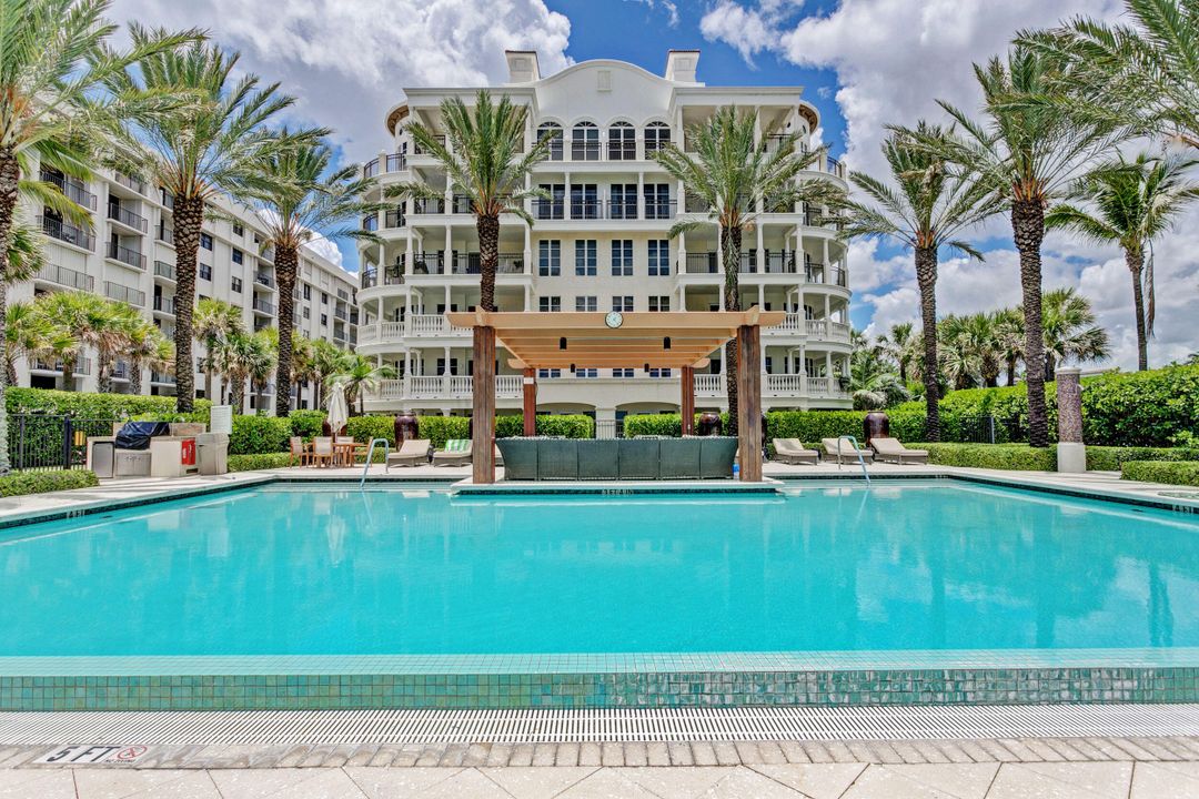 合同活跃: $15,000 (3 贝兹, 2 浴室, 2104 平方英尺)