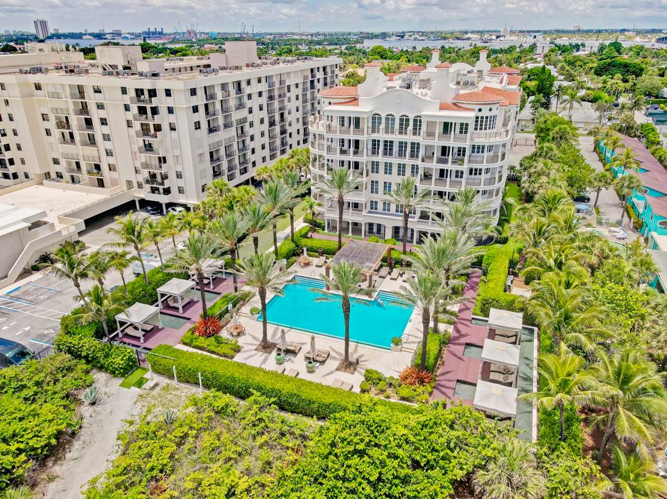 合同活跃: $15,000 (3 贝兹, 2 浴室, 2104 平方英尺)