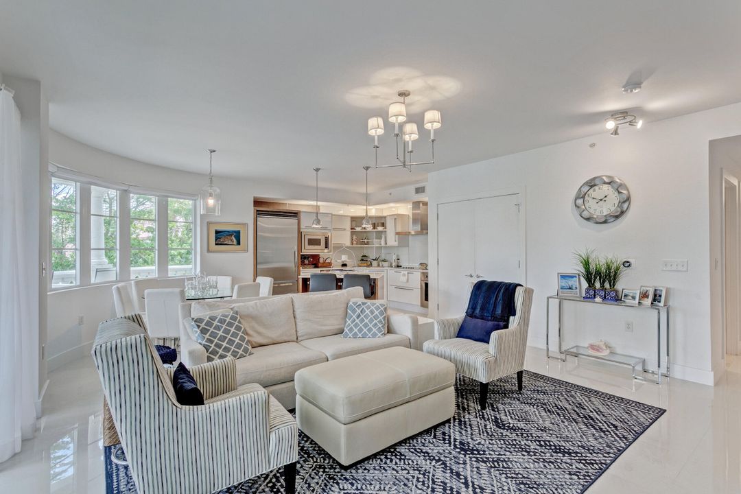 合同活跃: $15,000 (3 贝兹, 2 浴室, 2104 平方英尺)