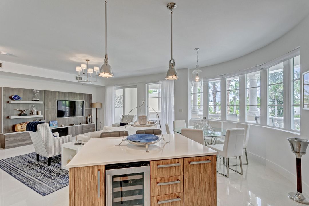 合同活跃: $15,000 (3 贝兹, 2 浴室, 2104 平方英尺)