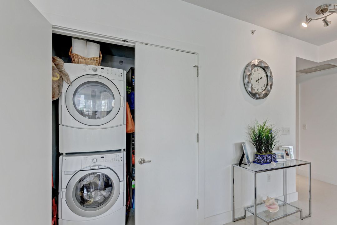 合同活跃: $15,000 (3 贝兹, 2 浴室, 2104 平方英尺)