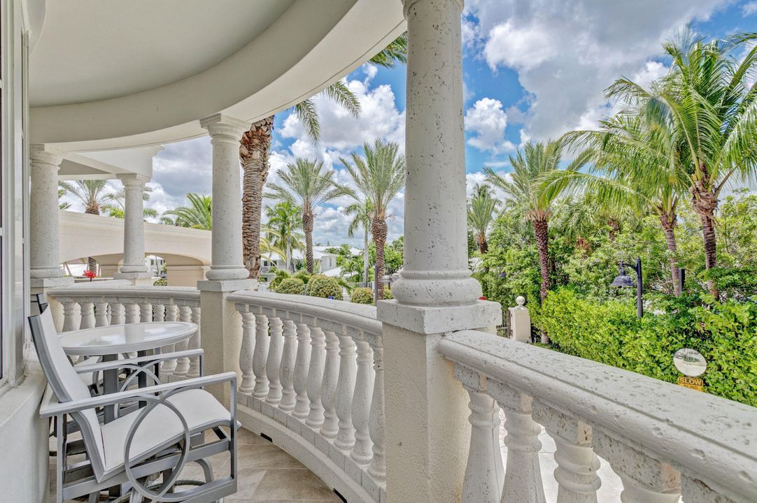 合同活跃: $15,000 (3 贝兹, 2 浴室, 2104 平方英尺)