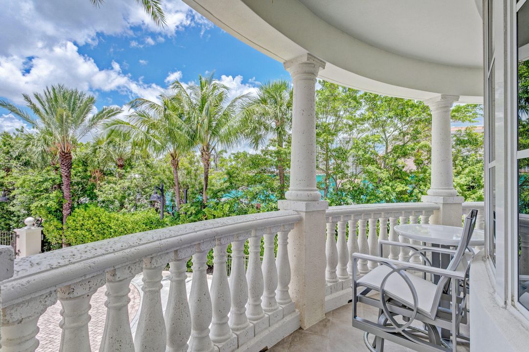 合同活跃: $15,000 (3 贝兹, 2 浴室, 2104 平方英尺)