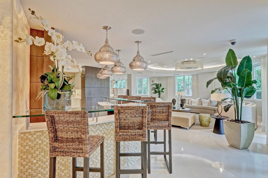 合同活跃: $15,000 (3 贝兹, 2 浴室, 2104 平方英尺)