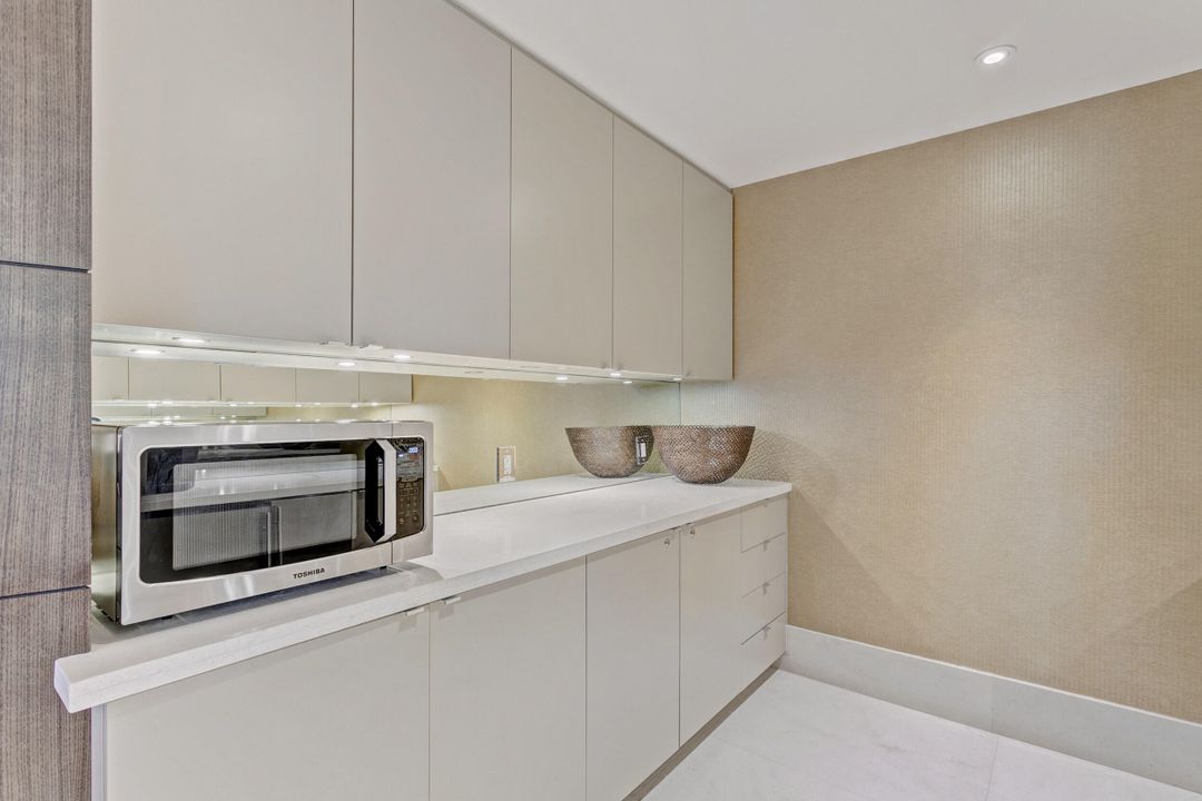 合同活跃: $15,000 (3 贝兹, 2 浴室, 2104 平方英尺)