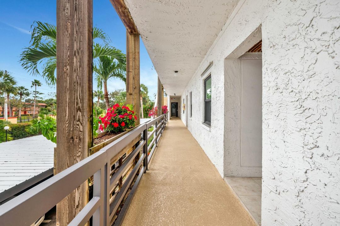 For Sale: $229,000 (2 beds, 2 baths, 938 Square Feet)