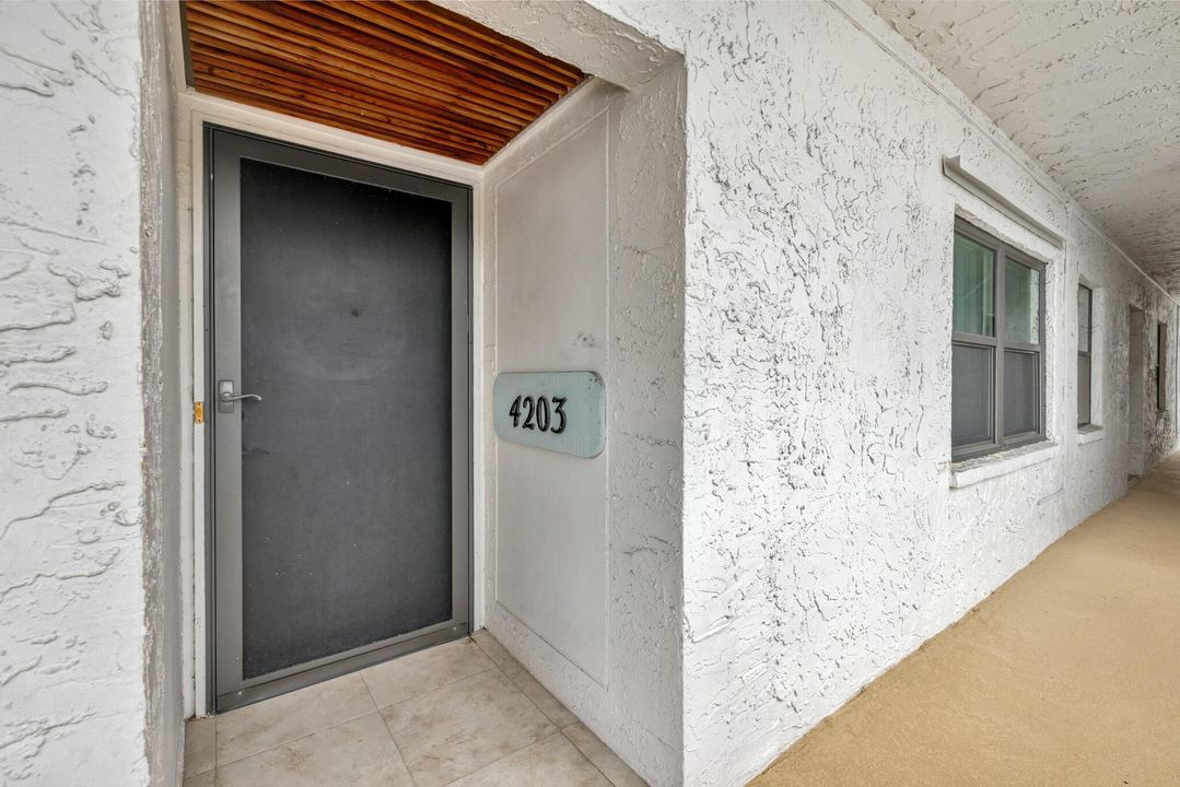 For Sale: $229,000 (2 beds, 2 baths, 938 Square Feet)