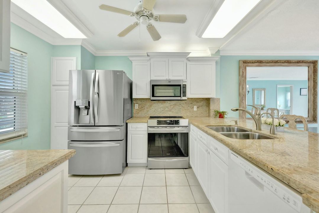 For Sale: $229,000 (2 beds, 2 baths, 938 Square Feet)