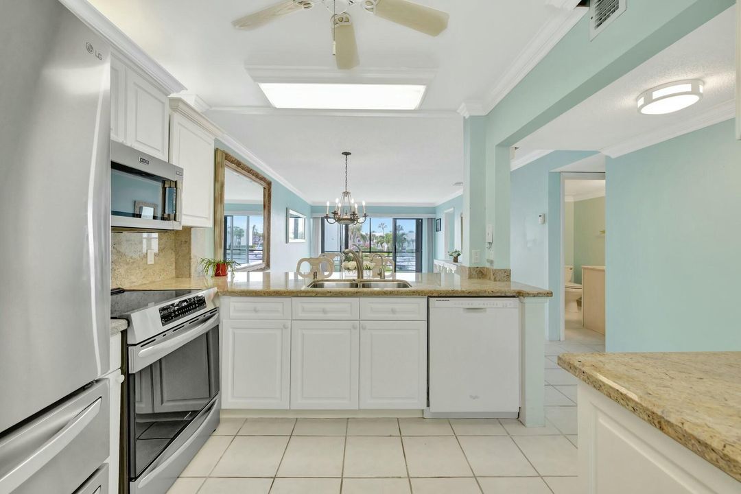 For Sale: $229,000 (2 beds, 2 baths, 938 Square Feet)