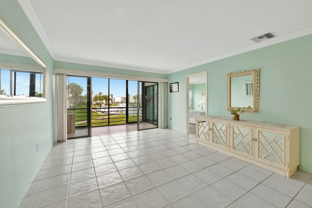 For Sale: $229,000 (2 beds, 2 baths, 938 Square Feet)