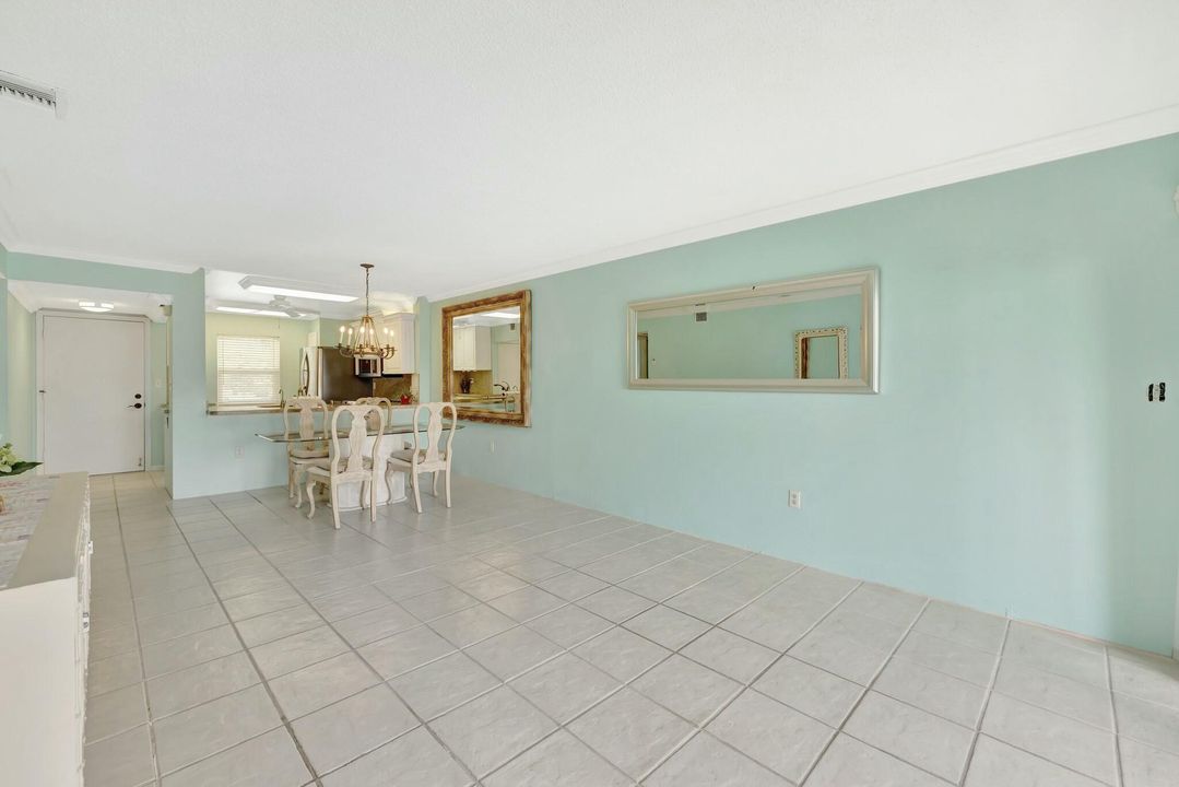 For Sale: $229,000 (2 beds, 2 baths, 938 Square Feet)