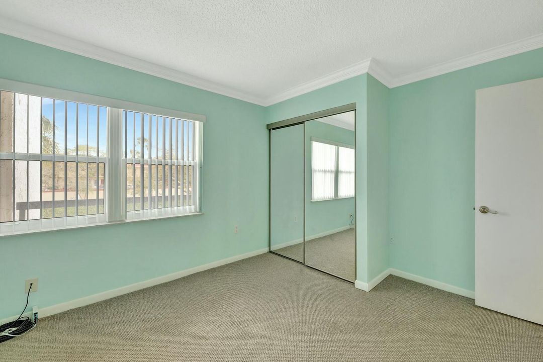 For Sale: $229,000 (2 beds, 2 baths, 938 Square Feet)