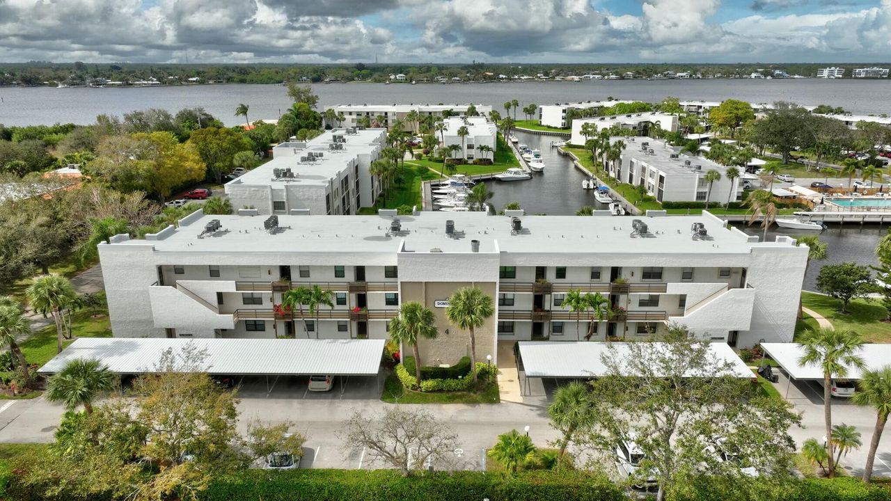 For Sale: $229,000 (2 beds, 2 baths, 938 Square Feet)