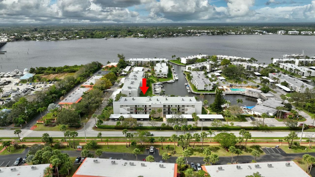 For Sale: $229,000 (2 beds, 2 baths, 938 Square Feet)