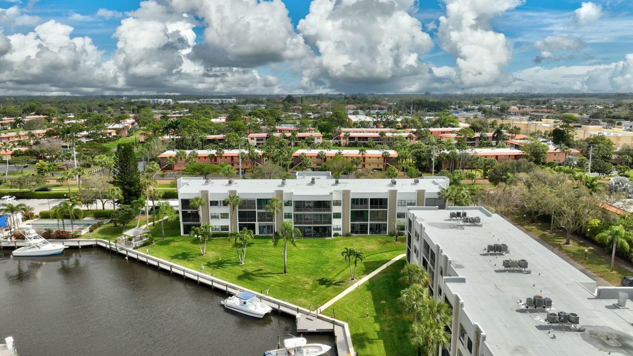 For Sale: $229,000 (2 beds, 2 baths, 938 Square Feet)