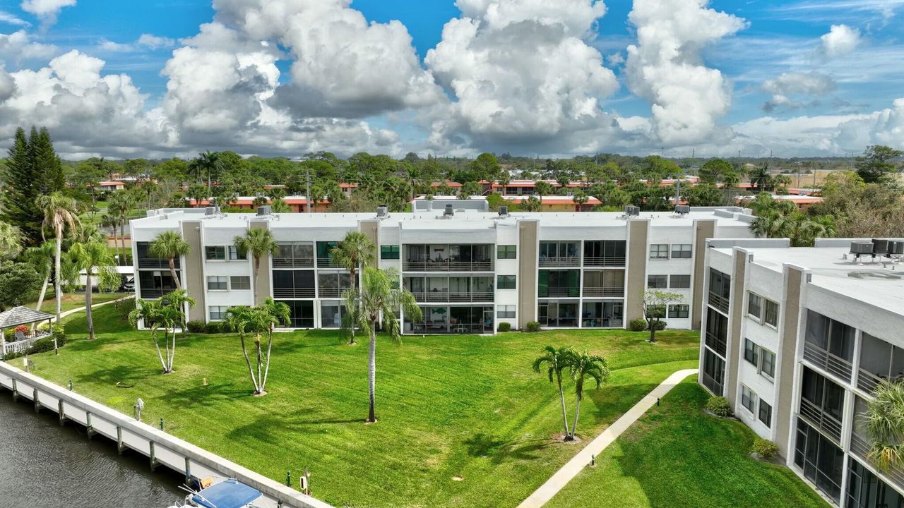 For Sale: $229,000 (2 beds, 2 baths, 938 Square Feet)