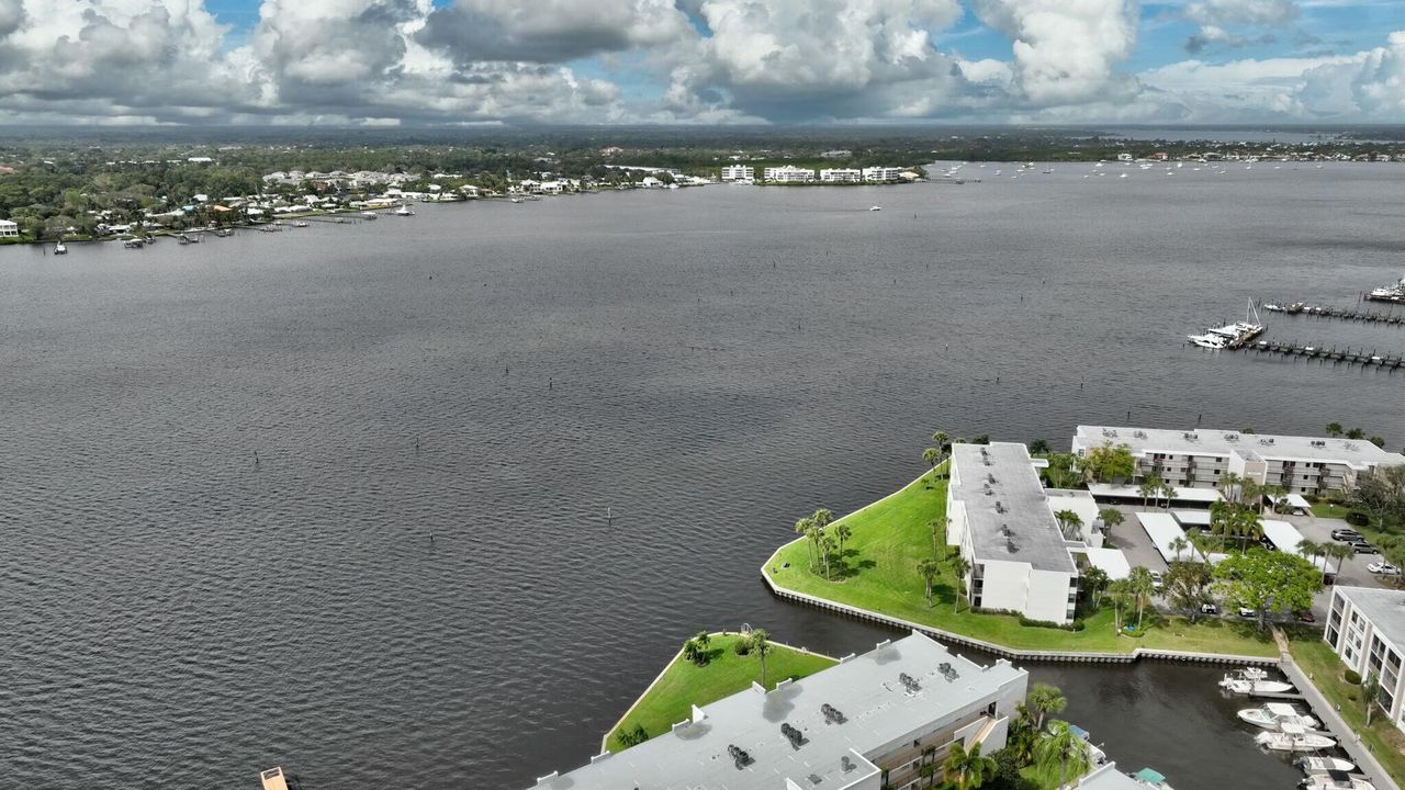 For Sale: $229,000 (2 beds, 2 baths, 938 Square Feet)