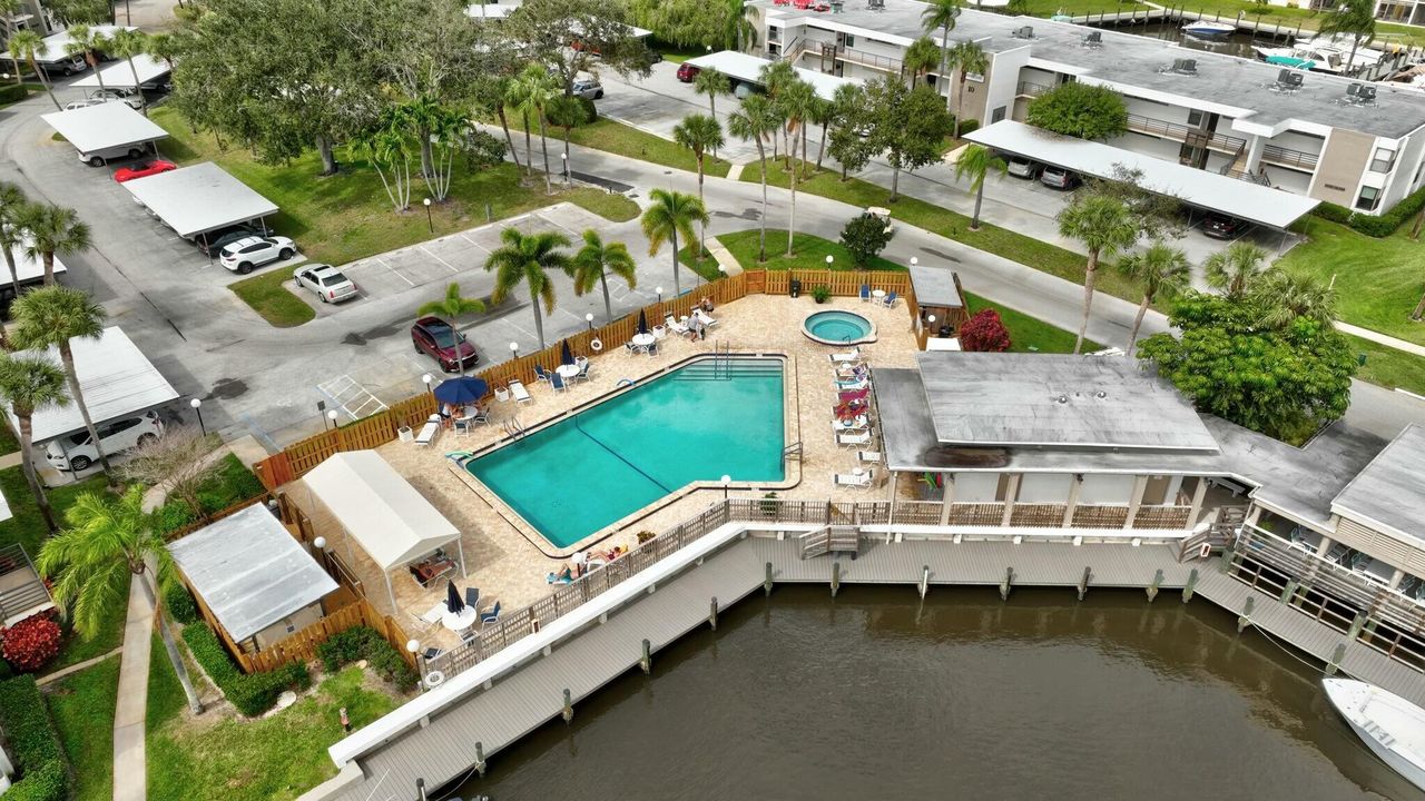 For Sale: $229,000 (2 beds, 2 baths, 938 Square Feet)