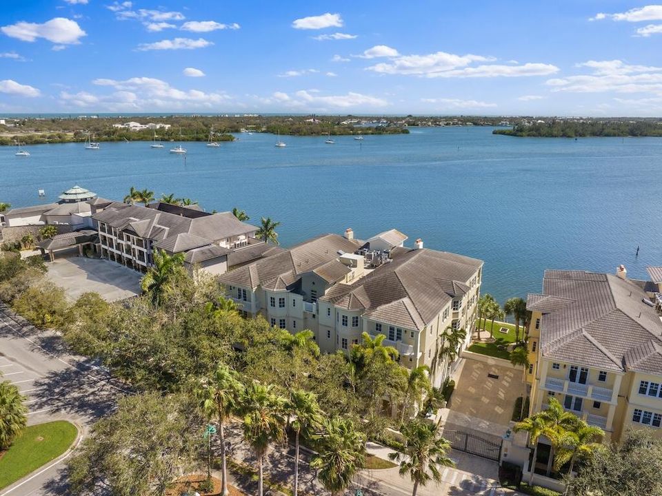 Vendido Recientemente: $2,450,000 (3 camas, 3 baños, 3500 Pies cuadrados)