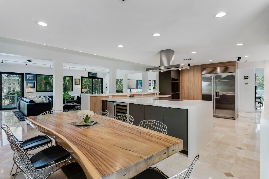 For Sale: $4,275,000 (7 beds, 5 baths, 6014 Square Feet)