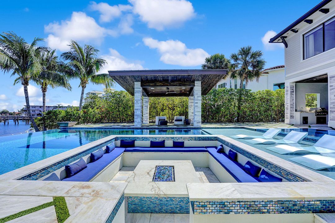 合同活跃: $4,995,000 (5 贝兹, 5 浴室, 4671 平方英尺)