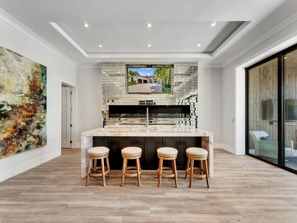 合同活跃: $4,995,000 (5 贝兹, 5 浴室, 4671 平方英尺)