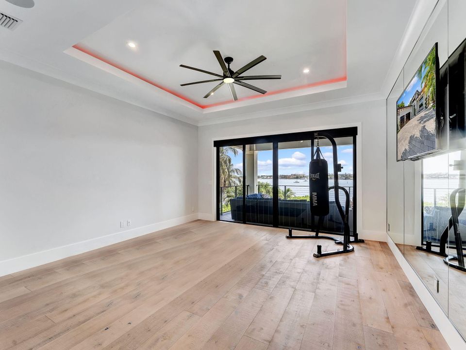 合同活跃: $4,995,000 (5 贝兹, 5 浴室, 4671 平方英尺)