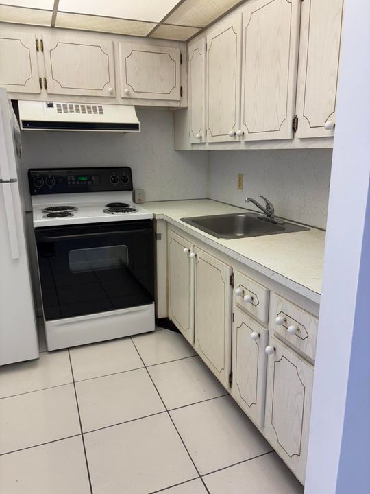 For Sale: $73,400 (1 beds, 1 baths, 615 Square Feet)